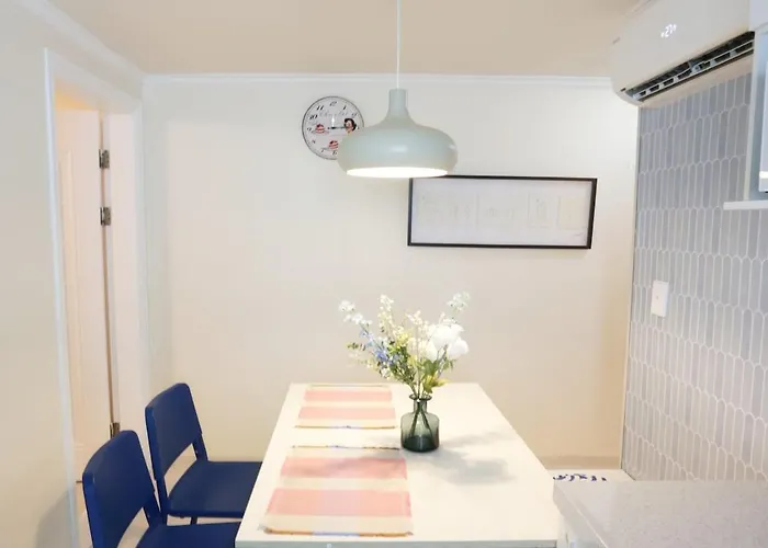 # Gimpo Airport # Songjeong Station 3 Minutes # Hongdae 30 Minutes # Food Street # 5th Floor # Elevator アパート